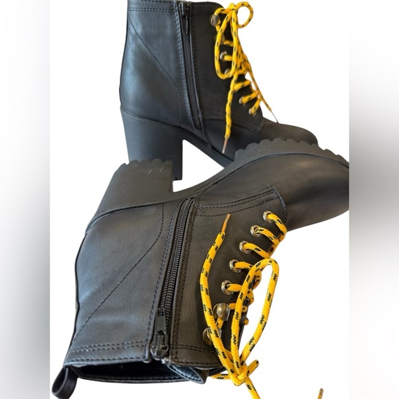 Ankle Boots black with Yellow Laces Sz 9, by se7en preppy clueless academia y2k - Picture 2 of 13